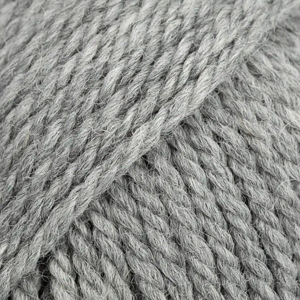 Alaska Mix (04) Gris | Imagen de un ovillos de lana virgen sin tratar de la marca Drop Design en primera plano, de color Gris