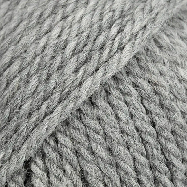 Alaska Mix (04) Gris | Imagen de un ovillos de lana virgen sin tratar de la marca Drop Design en primera plano, de color Gris