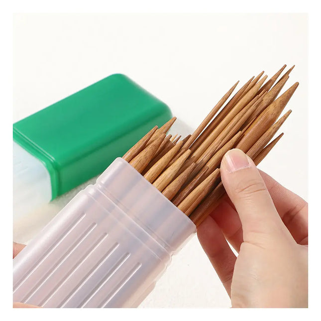 Estuche para agujas de hasta 40 cm (GMY00006) de Garmon - Detalle de estuche verde con agujas de bambú