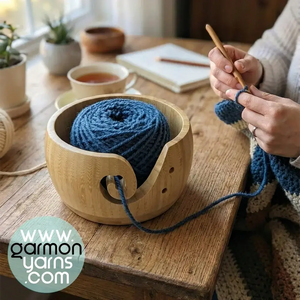 Cuenco de madera de bambú para lana - Garmon - Mujer tejiendo con ovillo azul dentro de cuenco de madera de bambú