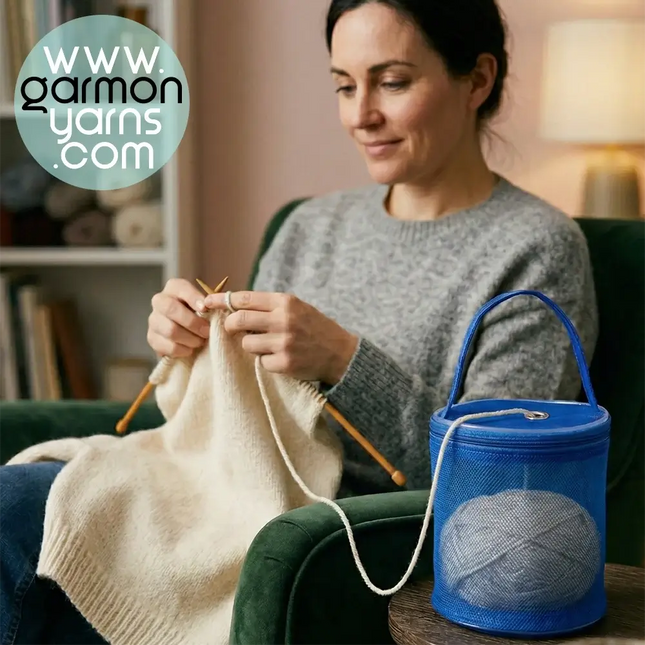 Bolsa dispensadora de lana - Garmon - Mujer sentada en el salón tejiendo una prenda a dos agujas con bolsa de lana azul