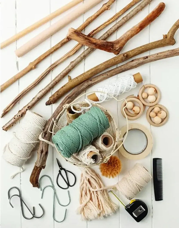 Macramé para el hogar moderno: Proyectos increíbles con nudos fáciles y tintes naturales - Composición de herramientas y accesorios