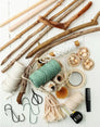 Macramé para el hogar moderno: Proyectos increíbles con nudos fáciles y tintes naturales - Composición de herramientas y accesorios