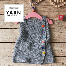 Patrón impreso YARN The After Party nº 113 – Cute as a Button Pinafore (Scheepjes) - Detalle 1