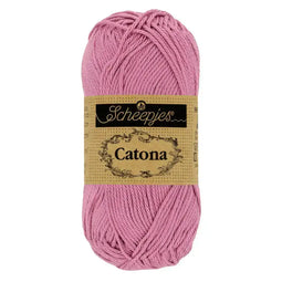 Catona (398) Colonial Rose | Primer plano de un ovillo de hilo de algodón mercerizado Catona de la marca Scheepjes de 50gr en color rosa colonial