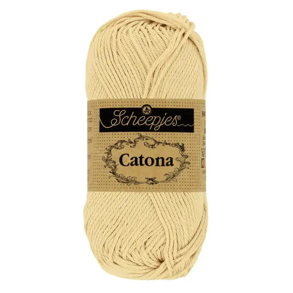 Catona (404) English Tea | Primer plano de un ovillo de hilo de algodón mercerizado Catona de la marca Scheepjes de 50gr en color amarillo té inglés