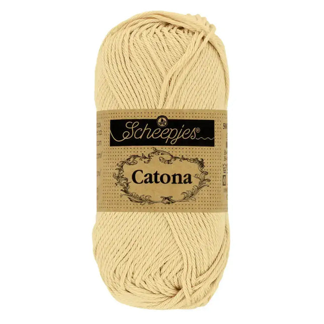 Catona (404) English Tea | Primer plano de un ovillo de hilo de algodón mercerizado Catona de la marca Scheepjes de 50gr en color amarillo té inglés
