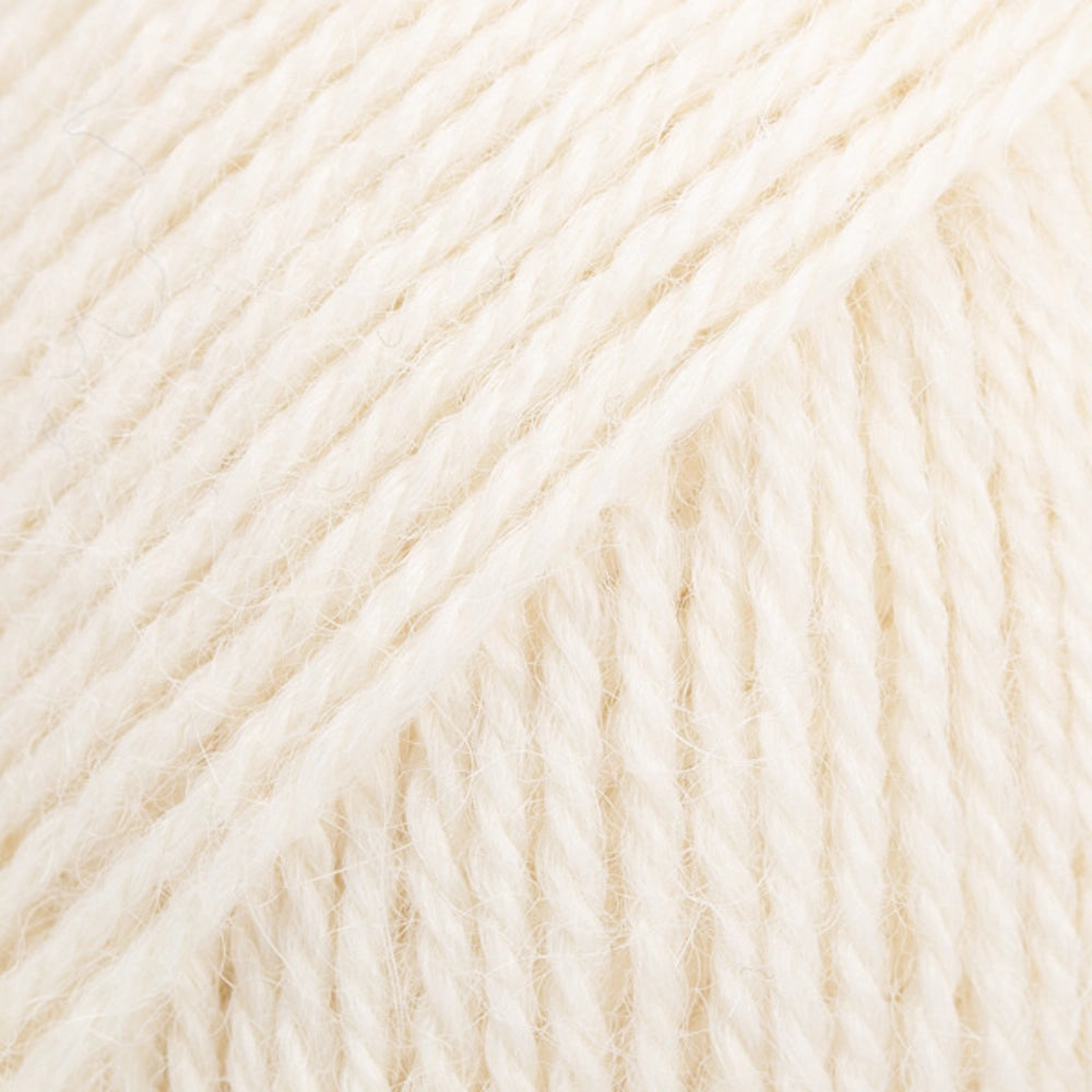 Alpaca Uni Color (100) - Blanco Hueso | Vista de una muestra de color de lana de Alpaca de la marca Drops