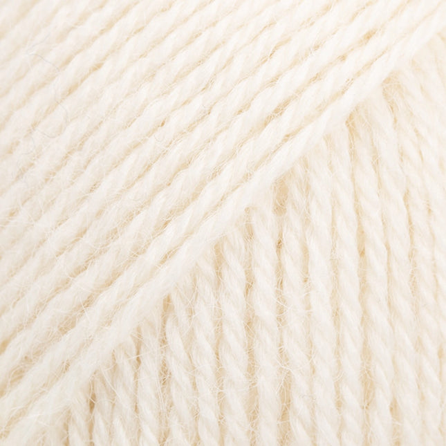 Alpaca Uni Color (100) - Blanco Hueso | Vista de una muestra de color de lana de Alpaca de la marca Drops