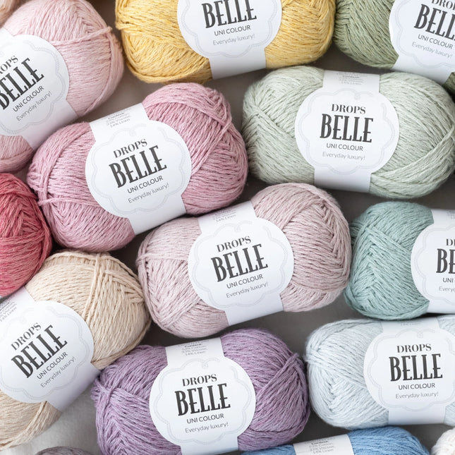 Composición con gran variedad de colores de ovillos de hilos Belle