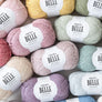 Composición con gran variedad de colores de ovillos de hilos Belle