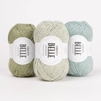 Belle Uni Color (32) - Menta | Primer plano de 3 ovillos puestos de pie, tres colores verdes de diferente tonalidad