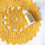 Proyecto tejido con lana amarilla y acompañado con hilo metalizado Drops Glitter en color Oro