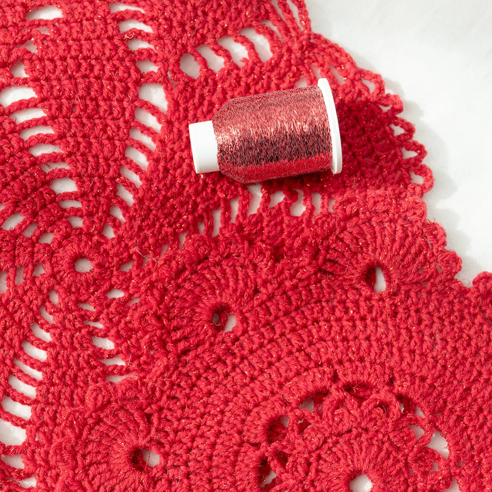Proyecto tejido con lana roja y acompañado con hilo metalizado Drops Glitter en color Rojo