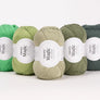 Magic Uni Colour (84) - Bosque Brumoso | Composición de 5 ovillos de algodón de la marca Drops en 5 tonalidades diferentes de verdes, desde verde mar hasta verde oscuro.