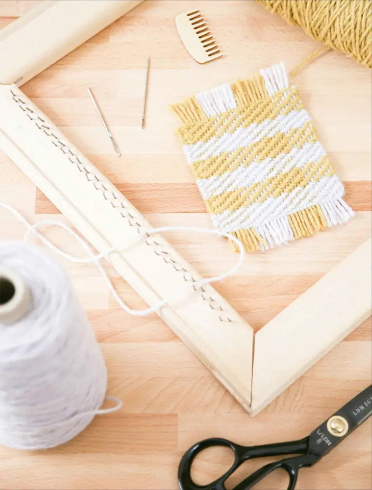 Libro Tejer en telar: Guía para hacer complementos y decorar la casa con diseños modernos - Página interior