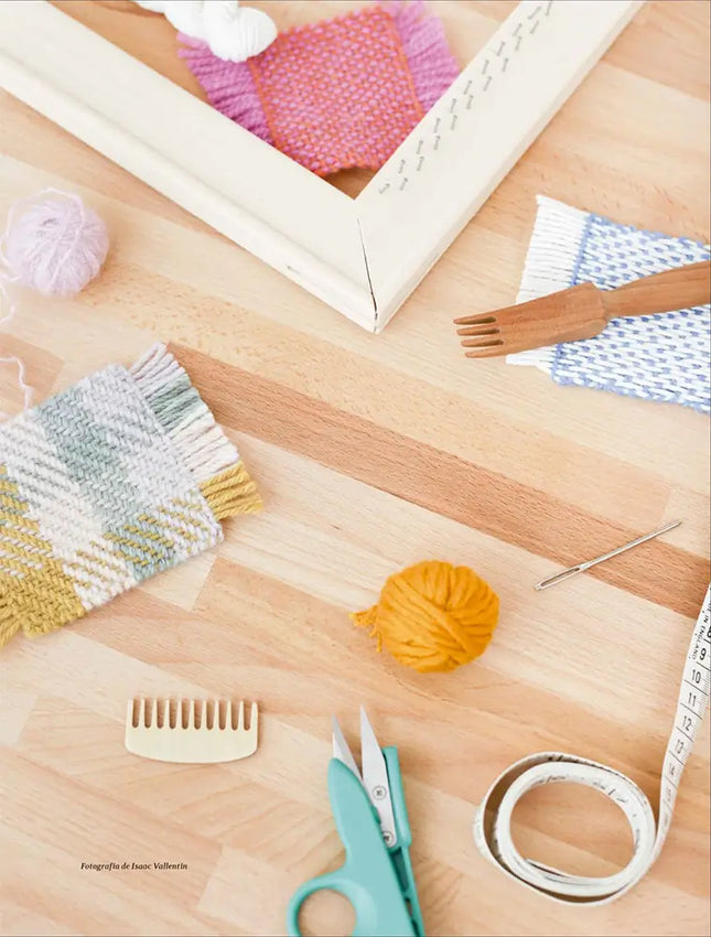 Libro Tejer en telar: Guía para hacer complementos y decorar la casa con diseños modernos - Ilustración