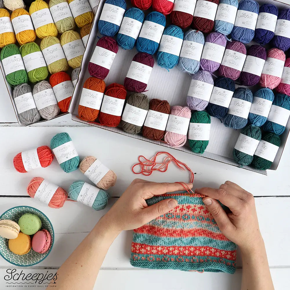SCHEEPJES - Metropolis colour pack - maleta con 80 colores con persona tejiendo