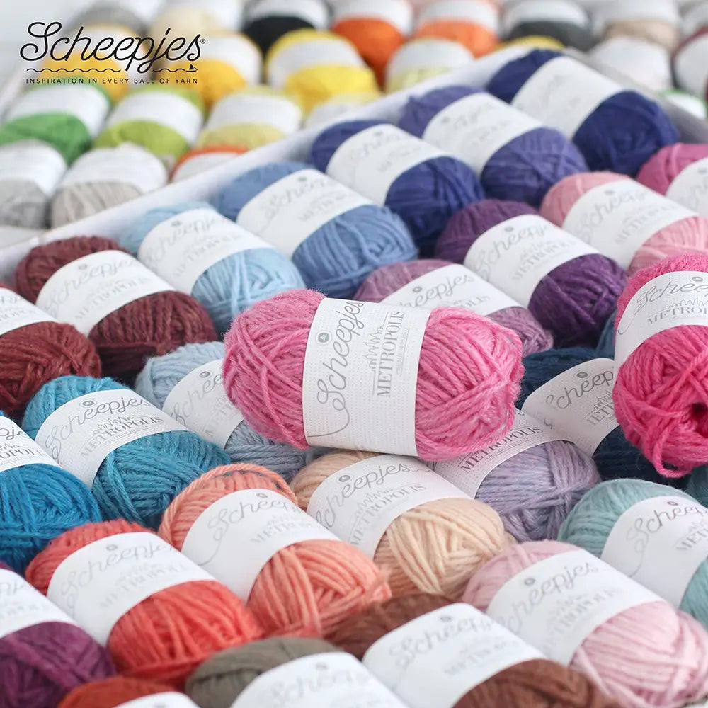 SCHEEPJES - Metropolis colour pack - maleta con 80 colores detalle de cerca de más ovillos