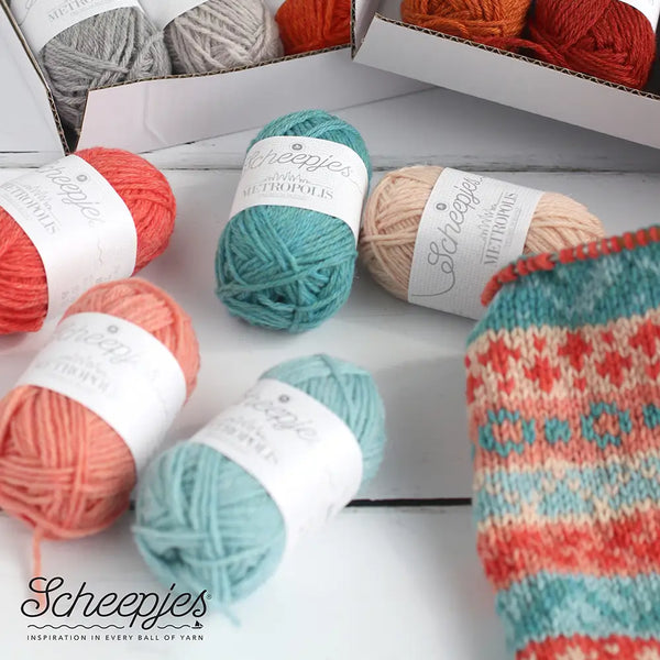 SCHEEPJES - Metropolis colour pack - maleta con 80 colores detalle de cerca de otros ovillos