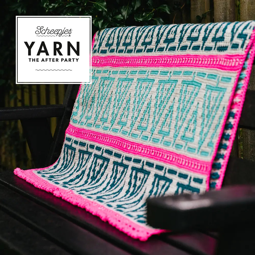 SCHEEPJES - Scrumptious colour pack - Imagen de un banco de jardín con una manta tejida con este hilo