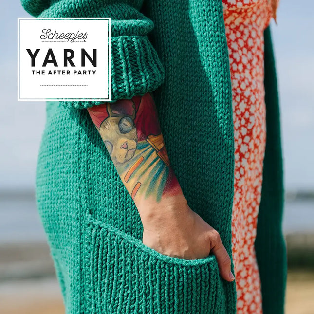 SCHEEPJES - Scrumptious colour pack - Imagen de una chica con una rebeca larga verde de lana tejida con hilo Scrumptious