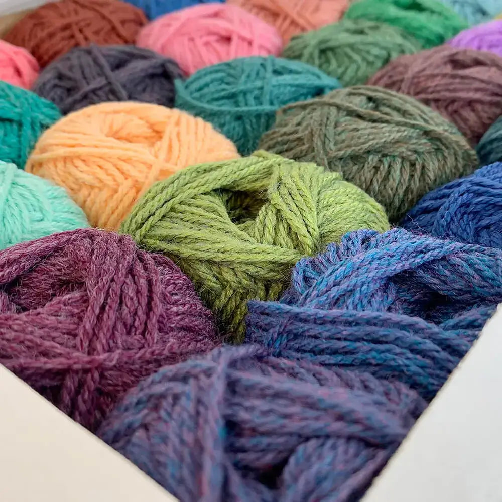 SCHEEPJES - Scrumptious colour pack - caja con 80 colores - Detalle de ovillos desde cerca