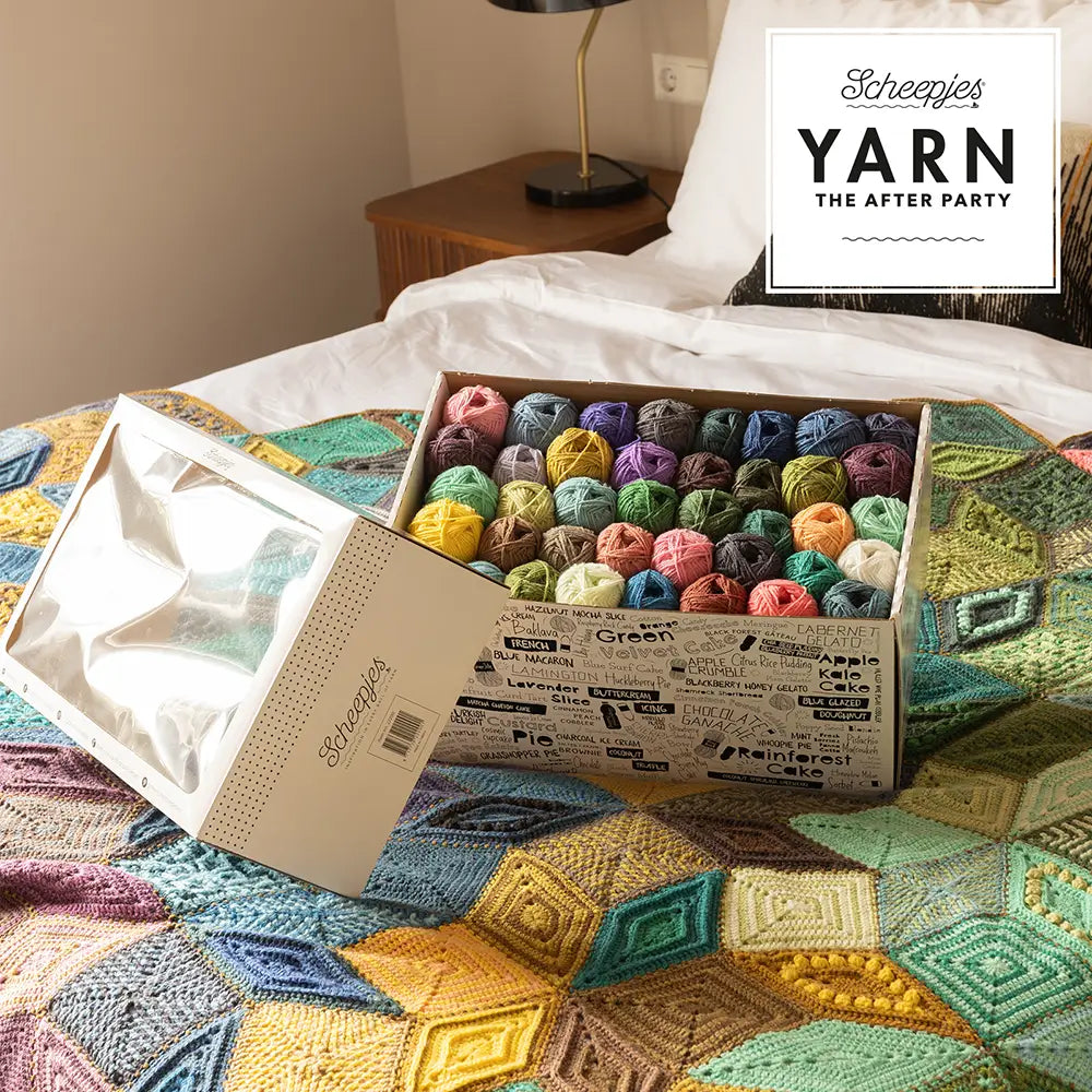 SCHEEPJES - Scrumptious colour pack - Imagen de una cama con una manta tejida con este hilo y encima una caja de 80 hilos Scrumptions